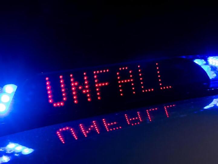 Auf einem Fahrzeug der Polizei steht auf dessen Display der Hinweis "Unfall". Foto: Monika Skolimowska/Archivbild