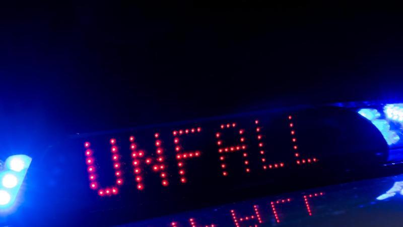Auf einem Fahrzeug der Polizei steht auf dessen Display der Hinweis "Unfall". Foto: Monika Skolimowska/Archivbild Auf einem Fahrzeug der Polizei steht auf dessen Display der Hinweis "Unfall". Foto: Monika Skolimowska/Archivbild
