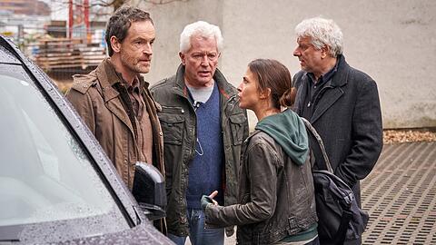 Nora Dalay (Aylin Tezel) geht ein hohes persönliches Risiko ein und steht unter Druck bei den Ermittlungen mit Peter Faber (Jörg Hartmann), Ivo Batic (Miroslav Nemec) und Franz Leitmayr (Udo Wachtveitl, v.l.n.r.).