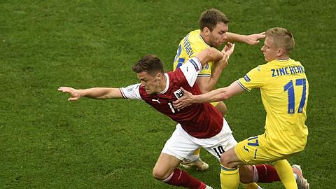Christoph Baumgartner (l) setzt sich gegen die Ukrainer Alexander Sintschenko (r) und Alexander Karawajew (M)durch.