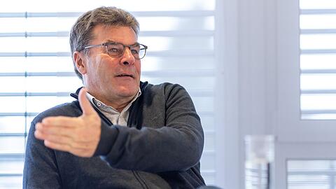 Dieter Hecking, Sportvorstand des Fußball-Zweitligisten 1. FC Nürnberg, sitzt in seinem Büro.