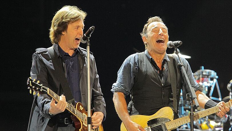 Es wäre nicht das erste Mal, dass Paul McCartney (l.) und Bruce Springsteen gemeinsam auf der Bühne stehen.