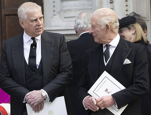 Prinz Andrew (li.) ist der jüngere Bruder von König Charles. Prinz Andrew (li.) ist der jüngere Bruder von König Charles.