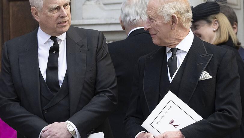 Prinz Andrew (li.) ist der jüngere Bruder von König Charles. Prinz Andrew (li.) ist der jüngere Bruder von König Charles.
