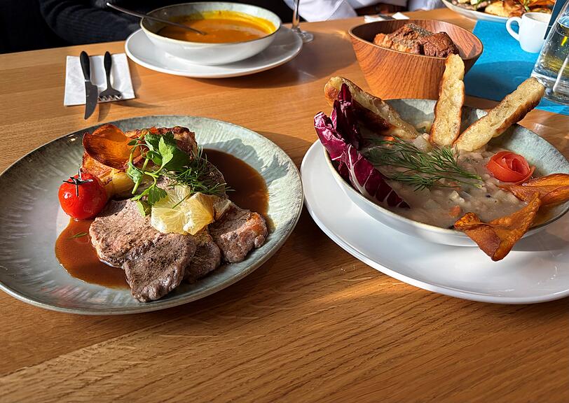 Beim AZ-Besuch standen Saltimbocca mit Kartoffelgratin (l.) und ein Wei&szlig;er Bohnen Eintopf mit Radicchio und Treviso auf der Karte, jeweils als Menu mit K&uuml;rbissuppe (Mitte) oder ohne.