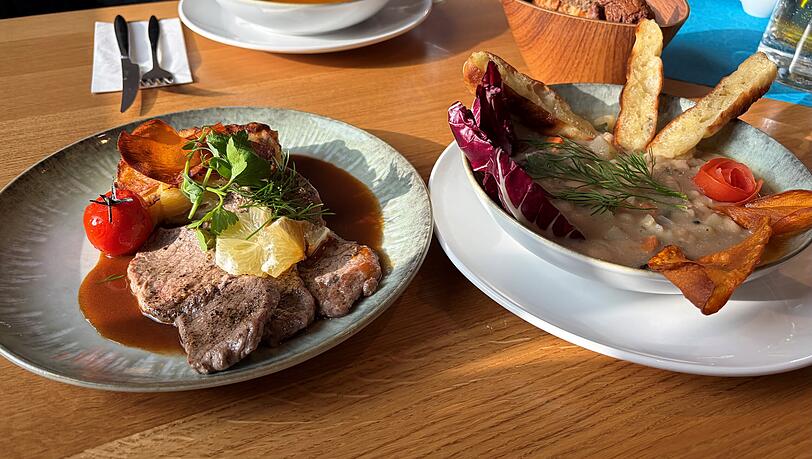 Beim AZ-Besuch standen Saltimbocca mit Kartoffelgratin (l.) und ein Wei&szlig;er Bohnen Eintopf mit Radicchio und Treviso auf der Karte, jeweils als Menu mit K&uuml;rbissuppe (Mitte) oder ohne.