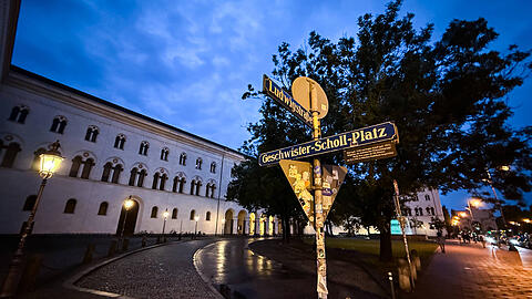 Stra&szlig;enschild am Geschwister-Scholl-Platz vor dem Hauptgeb&auml;ude der M&uuml;nchener Ludwig-Maximilians-Universit&auml;t: Hier wird am 31. Oktober demonstriert.