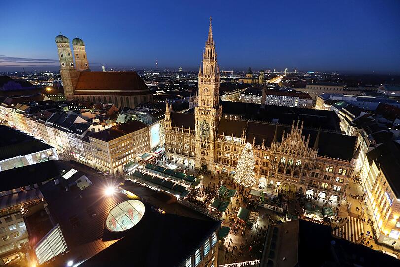 Das Goldstück der Stadt: Das hell erleuchtete Rathaus, vom Alten Peter aus gesehen.