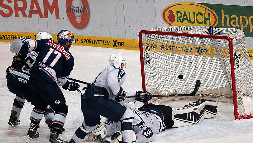 Jerome Samson vom EHC Red Bull München erzielt das 1:0 gegen die Hamburg Freezers. Jerome Samson vom EHC Red Bull München erzielt das 1:0 gegen die Hamburg Freezers.
