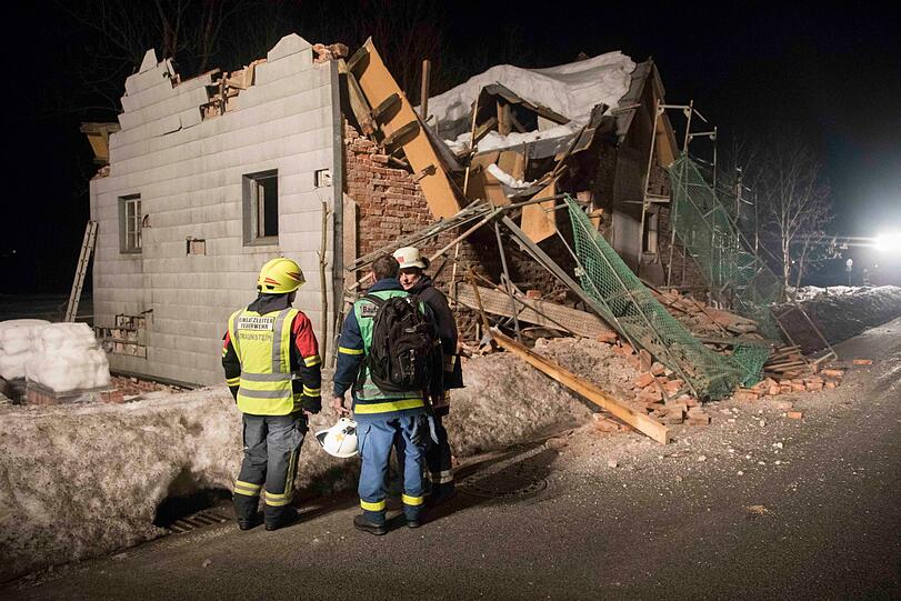 Ein unbewohntes Gebäude stürzte in Traunstein am Montagabend unter der Schneelast ein. Die Bilder vom Feuerwehreinsatz.