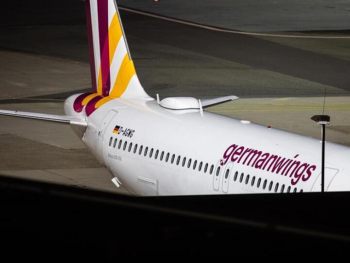 Eine Maschine der Fluggesellschaft Germanwings steht auf dem Vorfeld. Foto: Marcel Kusch/dpa