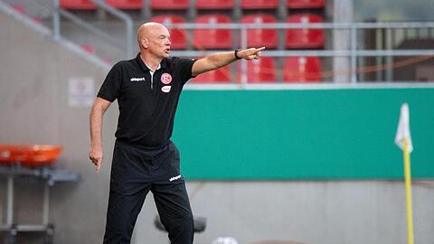 Trainer Uwe Rösler von Düsseldorf gestikuliert am Spielfeldrand.