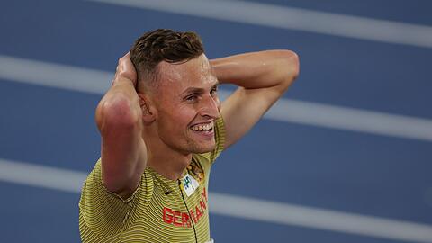 Persönliche Bestzeit und die Bronze-Medaille: Karl Bebendorf jubelt nach dem Lauf.
