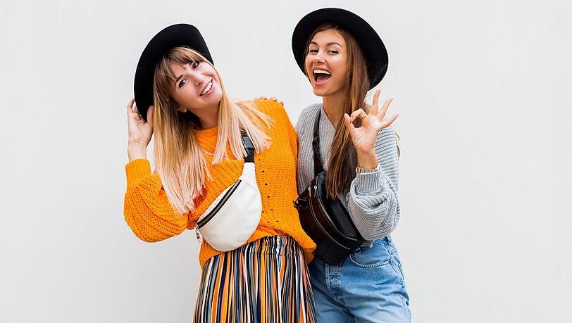 Bauchtaschen oder Crossbody-Bags sind im Urlaub perfekt, um Wertgegenstände zu verstauen. Bauchtaschen oder Crossbody-Bags sind im Urlaub perfekt, um Wertgegenstände zu verstauen.