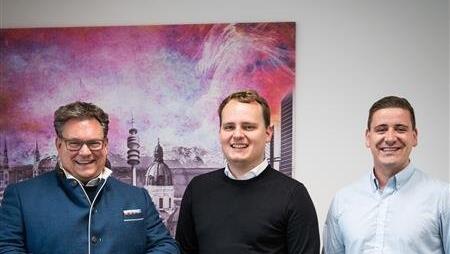 Sie stehen hinter „The Grow Match Forum“: Bernhard Schindler (l.) und Josef Köppl (r.) als Vertreter der Gesellschaft sowie CEO Jannis Brendel.