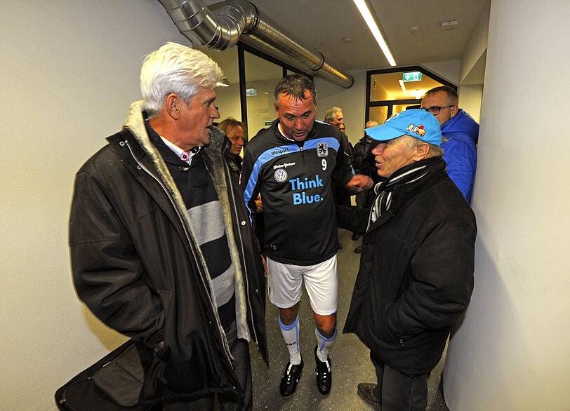 Archivfoto vom 10. November 2013: Zum Benefizspiel f&uuml;r den schwer erkrankten Ex-L&ouml;wen Olaf Bodden treffen sich die 1860-Legenden Werner Lorant, Peter Pacult und Karsten Wettberg (v.l.) im Gr&uuml;nwalder Stadion.