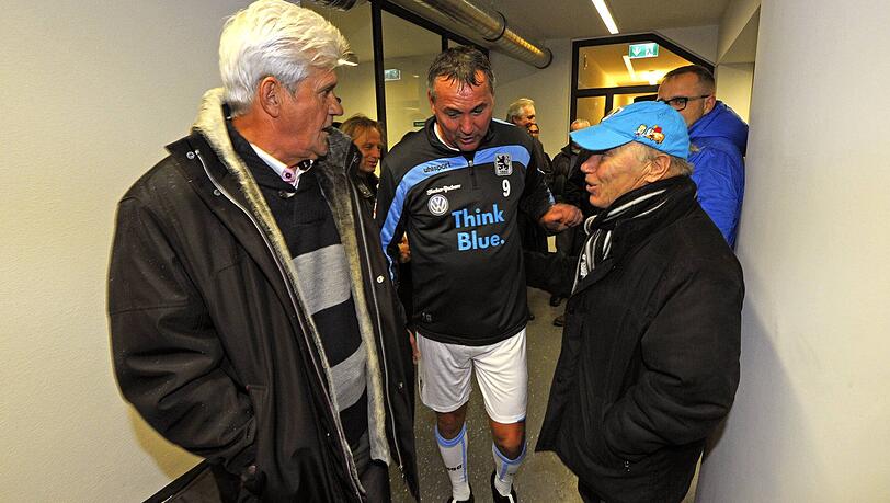 Archivfoto vom 10. November 2013: Zum Benefizspiel f&uuml;r den schwer erkrankten Ex-L&ouml;wen Olaf Bodden treffen sich die 1860-Legenden Werner Lorant, Peter Pacult und Karsten Wettberg (v.l.) im Gr&uuml;nwalder Stadion.