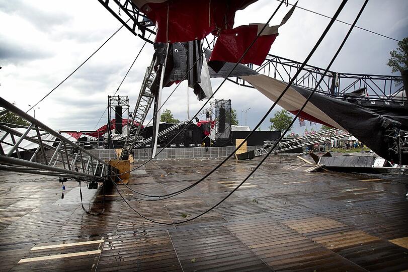 Die Festivalbesucher verlassen das Gelände: Am 18.08.2011 war der Teil einer Bühne nach einem Sturm zusammengebrochen. Drei Menschen wurden getötet, Elf wurden schwerverletzt.