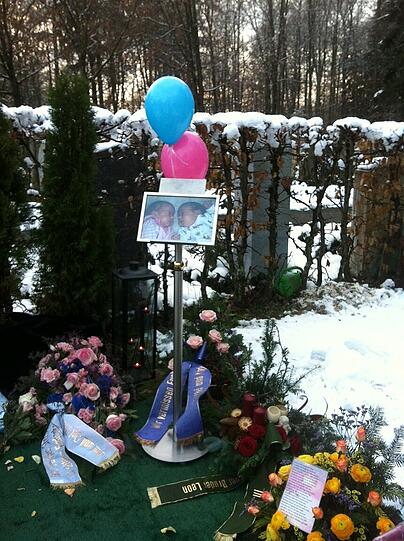 Viele Blumen, zwei Luftballons und ein Bild der toten Zwillinge: 
das Grab von Lisa und Fabian in Freising.