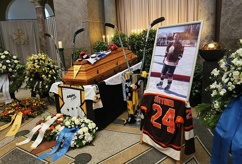 "Ich sterb&rsquo; auf dem Eis", hat Franz Jüttner Freunden oft gesagt. Er ist nur 51 Jahre alt geworden. Neben dem Sarg ist er auf einem Foto im Eishockey-Dress zu sehen.