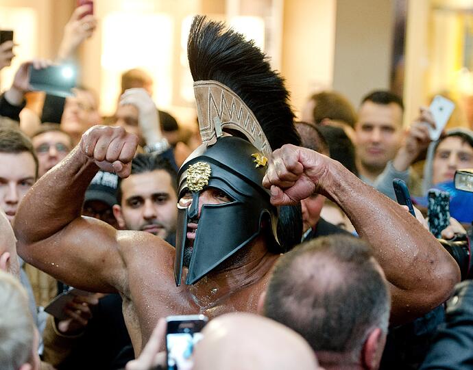 Beim offiziellen Wiegen brachte der Titelverteidiger 111,5 kg auf die Waage, bei Herausforderer Kubrat Pulew waren es exakt 112,0 kg. Die Bilder von der Einstimmung auf den Kampf