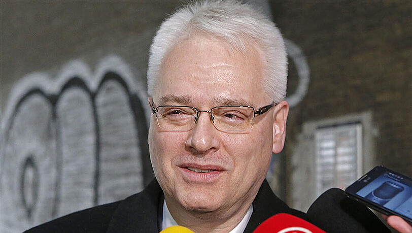 Alle Umfragen hatten dem kroatischen Staatspräsidenten Josipovic einen klaren Sieg vorhergesagt. Am Ende gewann er nur knapp. Alle Umfragen hatten dem kroatischen Staatspräsidenten Josipovic einen klaren Sieg vorhergesagt. Am Ende gewann er nur knapp.