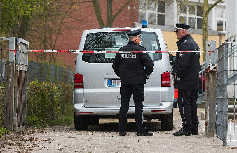 Die Hamburger sind von der Bluttat eines 17-jährigen Schülers geschockt. Der Junge hat seinen Mitschüler am Vormittag mit mehreren Messerstichen getötet.