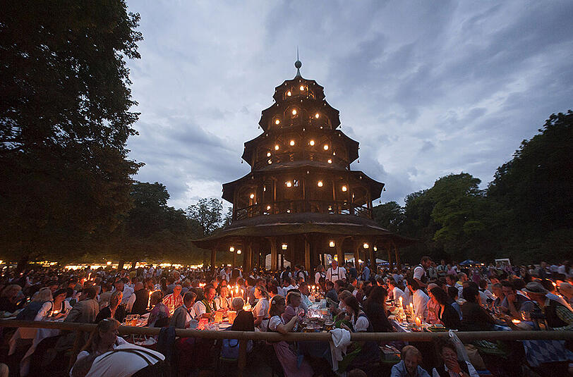 Es war noch dunkel, da war's am Chinesichen Turm schon voll.