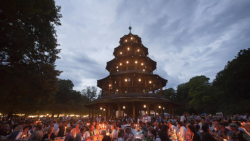 Es war noch dunkel, da war's am Chinesichen Turm schon voll. Es war noch dunkel, da war's am Chinesichen Turm schon voll.
