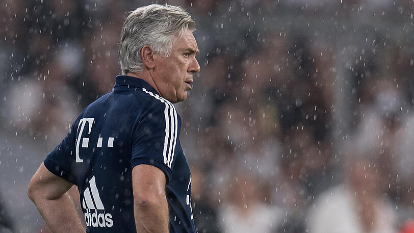 Nass gemacht vom FC Liverpool: Trainer Carlo Ancelotti und sein FC Bayern.