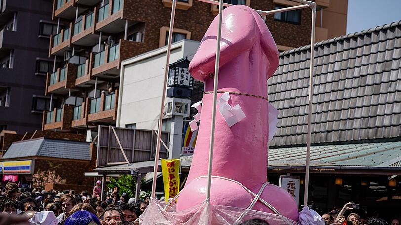 So feiern die Menschen in Japan das "fest des stählernen Penisses".