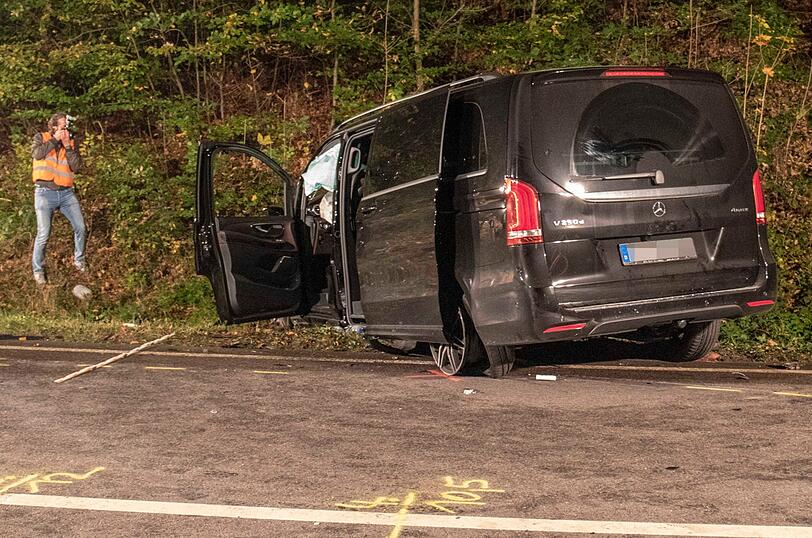 Aufräumarbeiten nach einem tödlichen Verkehrsunfall auf der B20 bei Laufen.