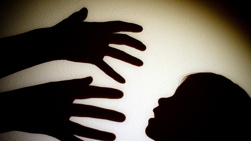 Der Verdächtige sitzt wegen Vergewaltigung und Missbrauch von fünf Mädchen im Alter zwischen zwölf und 15 Jahren in Untersuchungshaft. (Symbolbild)