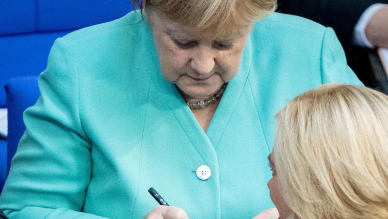 Bundeskanzlerin Angela Merkel signiert für Julia Klöckner eine Badeente. Bundeskanzlerin Angela Merkel signiert für Julia Klöckner eine Badeente.