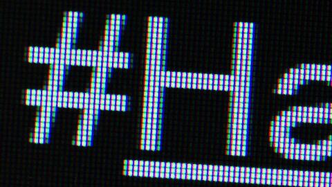 Der Hashtag "#Hass" ist auf einem Bildschirm in Berlin zu sehen. Foto: Lukas Schulze/Archivbild