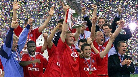Champions-League-Sieger 2001: Der FC Bayern um (v.l.) Kahn, Kuffour, Effenberg, Lizarazu, Jancker, Wessels, Henke und Hitzfeld.