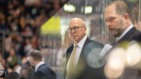Cheftrainer Don Jackson (M) hat mit dem EHC Red Bull München die Meisterschaft gewonnen.