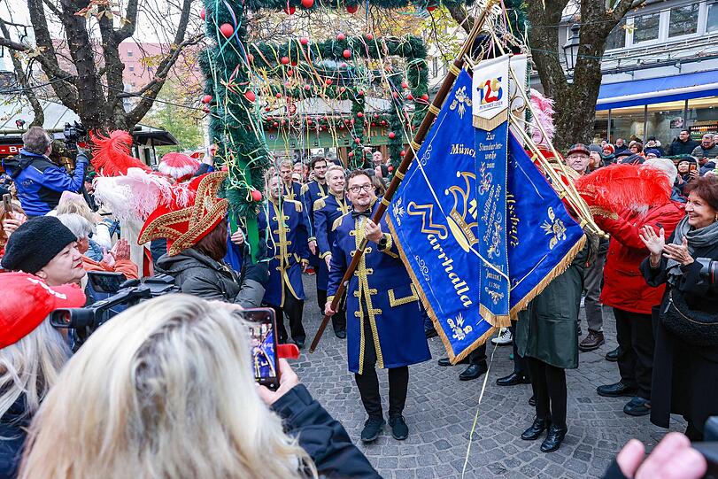 Fahnenregiment bei der Vorstellung des neuen Prinzenpaares am 11.11.24 in Mnchen.