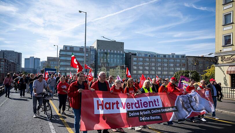 Im September demonstrierten Zehntausende auf DGB-Demos gegen Sozialabbau, nun warnen DGB und andere Verbände vor konkreten Kürzungsplänen. (Archivbild) Im September demonstrierten Zehntausende auf DGB-Demos gegen Sozialabbau, nun warnen DGB und andere Verbände vor konkreten Kürzungsplänen. (Archivbild)