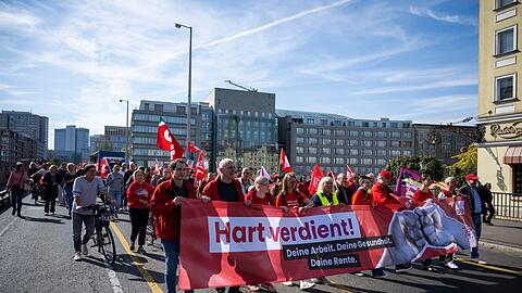 Im September demonstrierten Zehntausende auf DGB-Demos gegen Sozialabbau, nun warnen DGB und andere Verb&auml;nde vor konkreten K&uuml;rzungspl&auml;nen. (Archivbild)