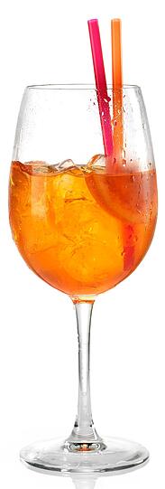 APEROL SPRIZZ: Orange ist das neue Schwarz:
einfach out. Zwei Sommer hat
sichMünchen durch Sprizz gesüffelt,
egal ob als Aperitif,
statt Wein oder als Disco-Getränk.
Jetzt ist Schluss. Gebt
Campari, Tonic und Bitter Lemon
wieder eine Chance!