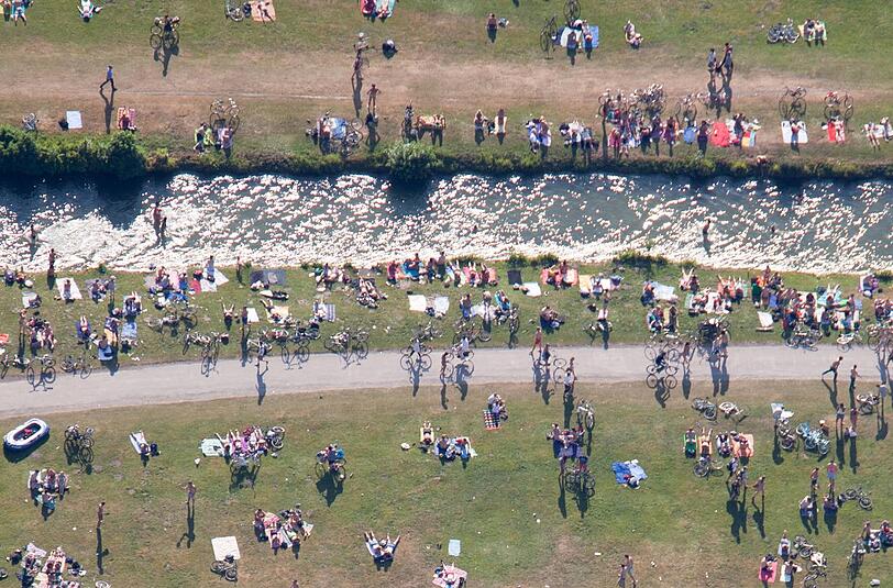 Münchens Malibu: Eine Luftaufnahme zeigt die voll besetzten Ufer des Schwabinger Bachs im Englischen Garten.