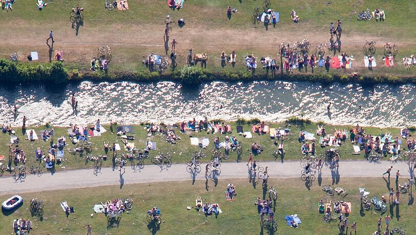 Münchens Malibu: Eine Luftaufnahme zeigt die voll besetzten Ufer des Schwabinger Bachs im Englischen Garten.