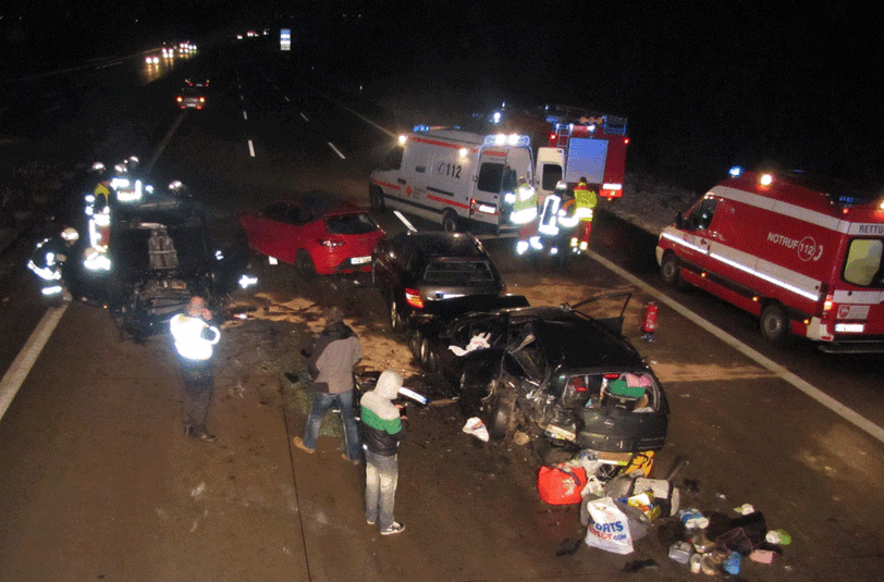 Rettungskräfte stehen am 31.01.2015 an einer Unfallstelle auf der Autobahn A2 bei Schackensleben (Sachsen-Anhalt). Sechs Menschen sind bei dem schweren Unfall verletzt worden.