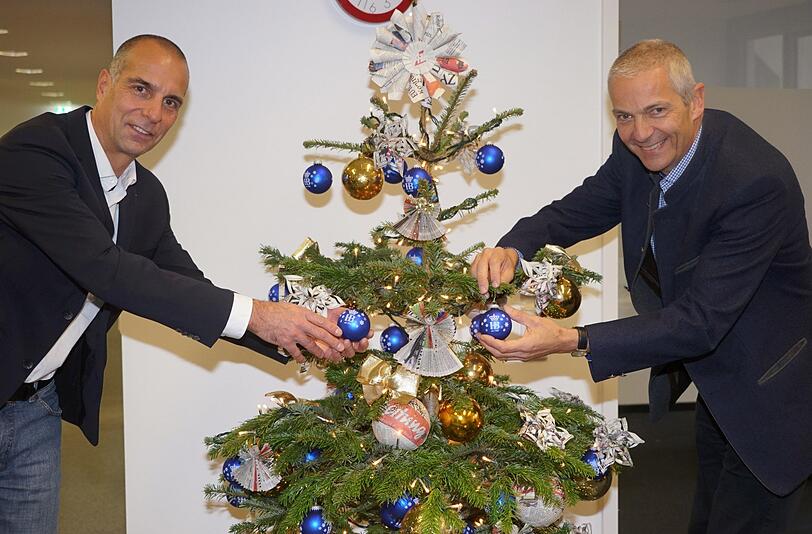 Hofbräu-Chef Michael Möller (r.) und AZ-Geschäftsführer Joachim Melzer schmücken gemeinsam den Weihnachtsbaum.