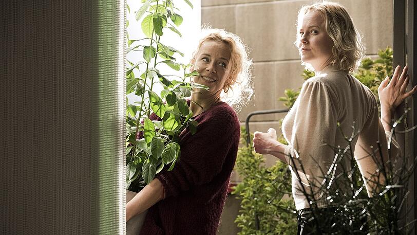 Maria (Katja Riemann, links) und Jade (Ingrid Bolso Berdal, rechts)gestalten das Apartment neu.