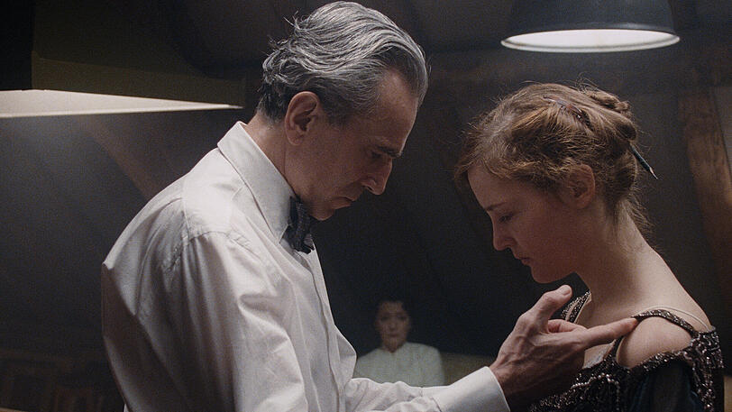 Sitzt alles? Reynolds Woodcock (Daniel Day-Lewis) korrigiert Almas (Vicky Krieps) Kleid vor den Augen seiner Schwester (Lesley Manville).
