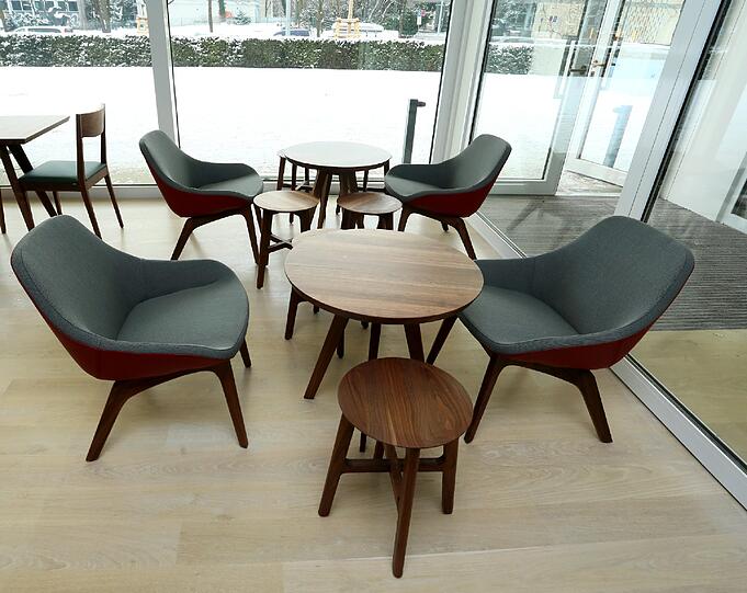 Der Loungebereich des "Ella": Hier können Museumsbesucher bei Kaffee und Kuchen über die Ausstellung diskutieren.