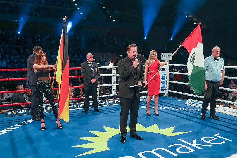 Unsere Kandidatinnen Natalia und Hanny hielten die Flaggen für den WBC-Titelkampf zwischen Tina Rupprecht aus Augsburg und Maricela Quintero aus Mexiko.