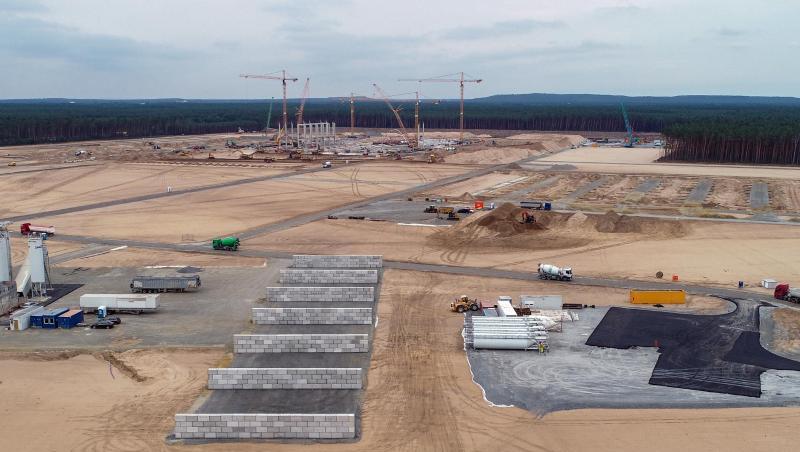 Kräne und erste Pfeiler für die künftigen Tesla Giga-Factory sind auf dem Baugelände zu sehen. Kräne und erste Pfeiler für die künftigen Tesla Giga-Factory sind auf dem Baugelände zu sehen.